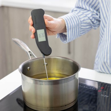 Black Thermapen ONE & BBQ Magnet | The Essential Grilling Duo Black Thermapen ONE & BBQ Magnet | The Essential Grilling Duo