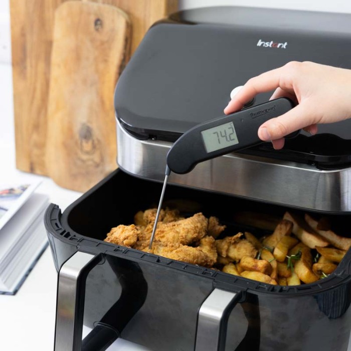 Black Thermapen ONE & BBQ Magnet | The Essential Grilling Duo Black Thermapen ONE & BBQ Magnet | The Essential Grilling Duo