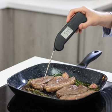 Black Thermapen ONE & BBQ Magnet | The Essential Grilling Duo Black Thermapen ONE & BBQ Magnet | The Essential Grilling Duo