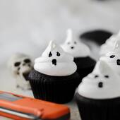 Chocolate marshmallow ghost cupcakes 👻This fun recipe by @mykitchendrawer is the spooky treat you need to make this Halloween. Keep your Thermapen on hand for perfectly baked cakes and glossy marshmallow ghosts 🌡️Full recipe in bio. #Thermapen #HalloweenCupcakes #SpookyTreats #HalloweenBaking